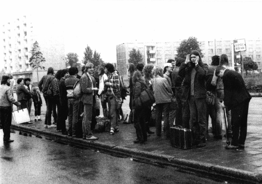 Máničky na autobusovém nádraží v Uničově před cestou na undergroundový festival na Třemešku pořádaný v roce 1985 na pětadvacáté narozeniny Antonína Mikšíka