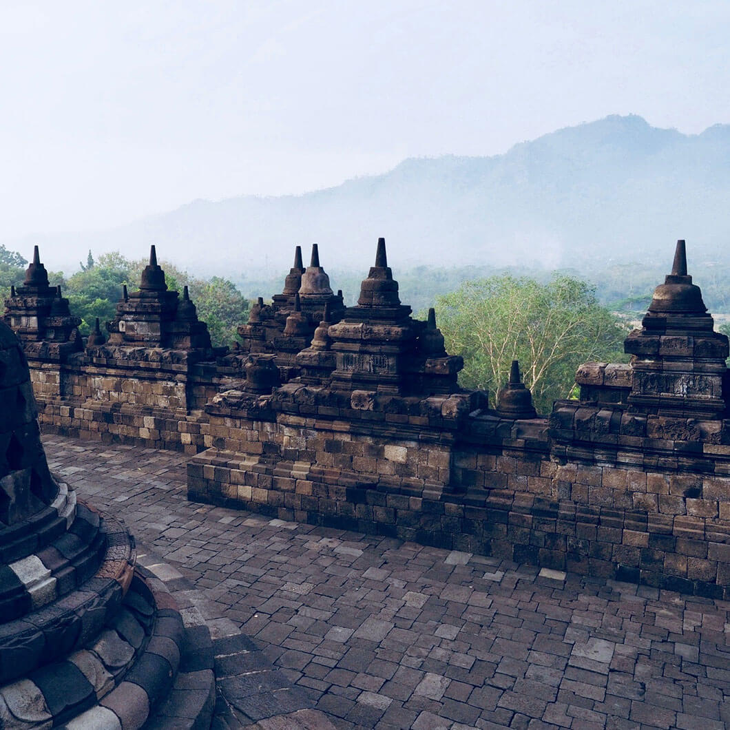 Chrám Borobudur je dominantou indonéského města Jogjakarta