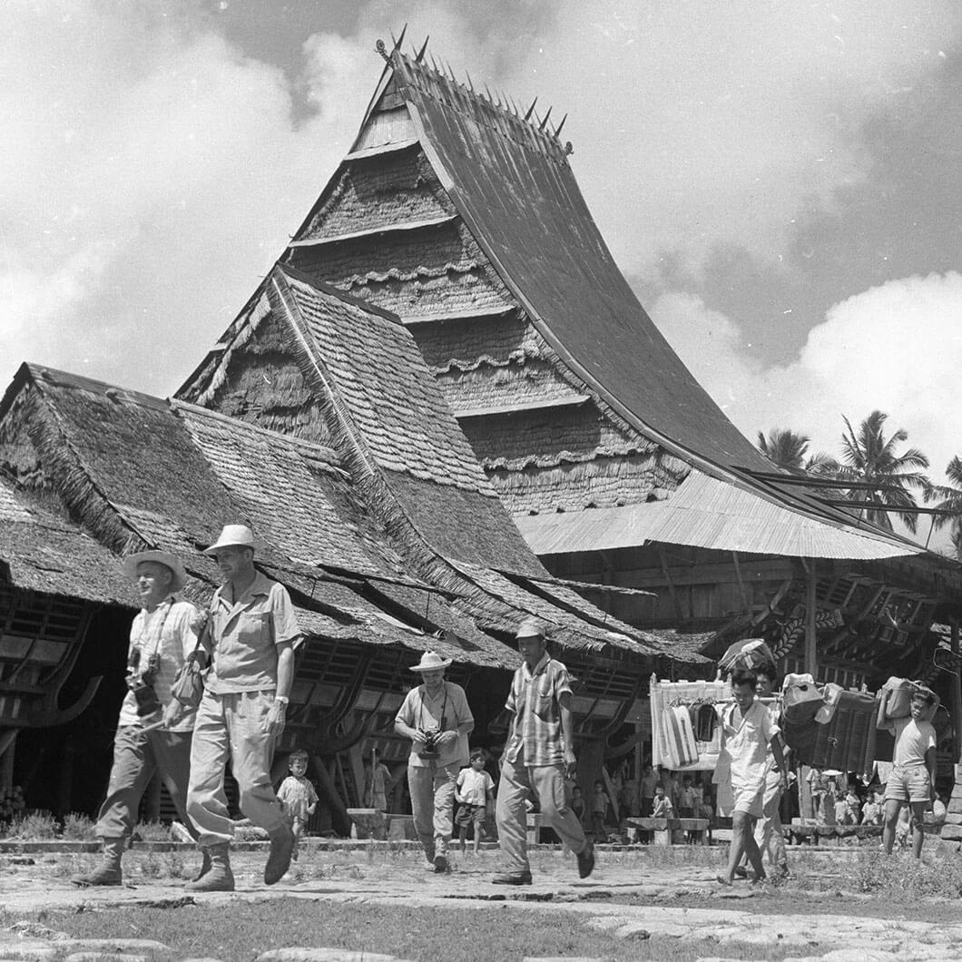 Expedice Hanzelky a Zikmunda včetně kamarádů a nosičů ve vesnici Bawomataluo na ostrově Nias v Indonésii