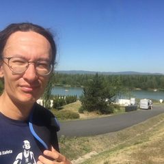Dnes bylo v plánu 34 kilometrů (na jeden zátah), ale klimatické podmínky byly značně proti, tak jsem to dopoledne po 20,5 kilometrech (= 5 koleček na Matyldě vzdal).

Místo toho jsem si dal náhradní plán a po 7mi hodinách odpočinku jsem mým nohám naordinoval zbylých 13,5 kilometru. Zpočátku to bylo velmi náročné, ale jakmile jsem se dostal do Bezručáku, tak bylo opět příjemně. 

Ač oklikou, tak cílových 34 kilometrů k 34. výročí 18. výročí invaze “spřátelených” vojsk, bylo splněno.

K dnešnímu dni dodám jedinou myšlenku - nesmíme zapomínat, že svoboda není samozřejmost. My máme ten luxus, že žijeme v demokratické zemi a je jen na nás, aby tomu tak bylo i v budoucnosti. 

Ano, svoboda s sebou přináší i nutnost se rozhodovat a nést zodpovědnost ze své volby, z čehož má plno lidí strach. Ale raději budu nést zodpovědnost za své špatné volby, než abych se bál, že i stěny mají uši...

#bdayrunning #svobodanenisamozrejmost #bezcichomutov