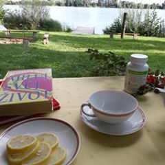 🌞📚🌊 👀 Zavřete oči a představte si.....

 sluníčkový den, jste u průzračného jezera , ralax, odpočinek, zpívají ptáci ,vypnete hlavu ..... a třeba s čajíkem o páté? 
Krásná představa a pro mě momentálně i realita😘😉

#čajopáté #spalovač #posilování #tukožrout #bylinnýkoncentrat #odpočinek #svobodanenisamozrejmost #svoboda #pohoda #rozhodnutí #příležitost #20pohyb80strava100mysleni #lowe #příležitost #kouzelnéráno @marsilifefit