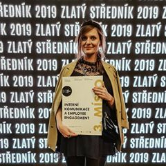 Slavíme! 🎉 18. ročník Zlatého středníku zná své vítěze. Skáčeme radostí, protože jsme se na pódium podívali hned několikrát! 😍 S projekty Telefonní budky zvoní za demokracii, České děti v kybersvětě a interní kampaní Svoboda není samozřejmost jsme zabodovali hned v několika kategoriích.

Celkem jsme získali 7 cen, z toho 2 zlaté. 🏅 Absolutní vítězství na nás čekalo v oborové kategorii Telekomunikace a IT za projekt České děti v kybersvětě, který se věnuje bezpečnosti dětí v online prostředí. Na porotce také zapůsobilo využití telefonních budek, které se rozezněly k příležitosti 30. výročí sametové revoluce v celé zemi. Za kreativní ideu nám udělili také 1. místo. 🏆

Gratulujeme všem kolegům, skvělá práce. 💙