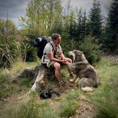 Nejlepší kamarád člověka je, byl a bude vždycky pes. Na cestách jsme jich potkali stovky, desítky nás provázeli a do dnes na některé z nich s radostí a díky vzpomínáme. 

Kdo jste četli knížku tak víte, že nás pes provedl Sibiří, jeden pes nás chránil před vlky v Kazachstánu a další přinášeli život do vesnice mrtvých na Bali. Tenhle kluk se ale objevil uprostřed brdských lesů a byl skvělým společníkem (za buřta) a jmenuje se Brave … prostě frajer 😎

A Tak nám přípravy na cestu dál pokračují i navzdory přicházející krizi. 

Nejlepší na tom pak byl večer, oheň a gastro porno v podobě prošlých syrečkůůů …. Co ty na to @jdemezrat ?? :) uprostřed divočiny oheň, lahvac a syrecky - proste ve stylu 💪

#natgeocz #cesta #cestovatelskyblog #cestajecil #svobodanenisamozrejmost #postopachhanzelkyazikmunda #vanourek #dnescestujem #uzasnamista #tipnavylet #tatra #czech #cestujemeczsk 
#travelphotography #nacestach #woods #dog #dogoftheday #dogsofinstagram #plzen #pes #firstanimal🇨🇭#igerscz #instadaily #instagram #instadog #cesko #cestovatel #trip #vylet