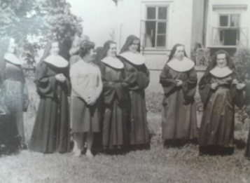 Sestry ve Vratislavicích [Foto: Paměť národa]