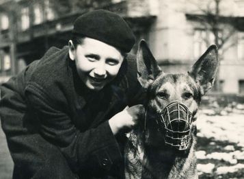 Jan Vodňanský 1955 - se psem Arasem v parku u Slovenské ulice v Praze na Vinohradech