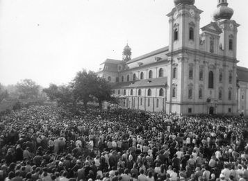 Prostranství před bazilikou při pouti v roce 1985. [Foto Velehrad.cz]