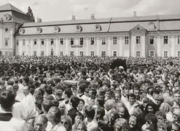 Účastníci poutě na Velehrad 7. července 1985 [Foto Velehrad.cz]