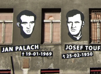 Neoficiální památník Jana Palacha a Josefa Toufara na budově bývalého Borůvkova sanatoria v Legerově ulici, kde oba zemřeli. [zdroj: Foto Wikimedia Commons CC BY-SA 4.0]