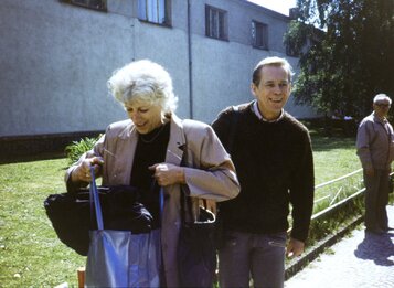 Propuštění Václava Havla z věznice Praha-Ruzyně, 1983. Zdroj: Dagmar Havlová Ilkovičová / Knihovna Václava Havla
