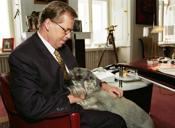 Václav Havel se psem Ďulou na Pražském hradě. Zdroj: Přemysl Fialka / Knihovna Václava Havla