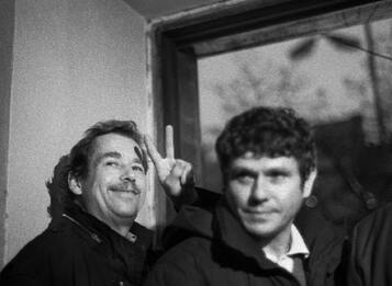 Václav Havel a Václav Malý na balkóně Melantrichu, 1989. Zdroj: Pavel Hroch / Knihovna Václava Havla 