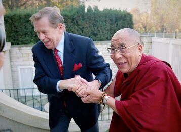 Václav Havel s Jeho Svatostí 14. dalajlamou, 2003, Zdroj: Alan Pajer