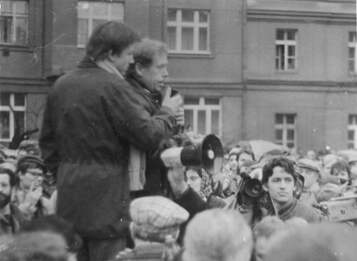 Demonstrace na Škroupově náměstí v prosinci roku 1988  Zdroj: Vize 97
